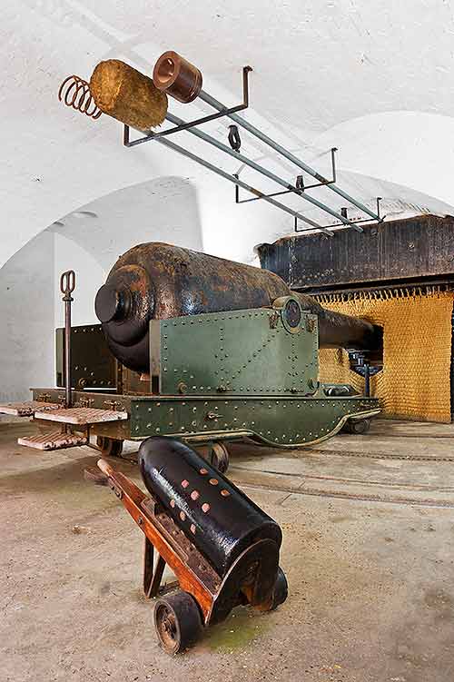 Hurst Castle 1860s Muzzle loading gun